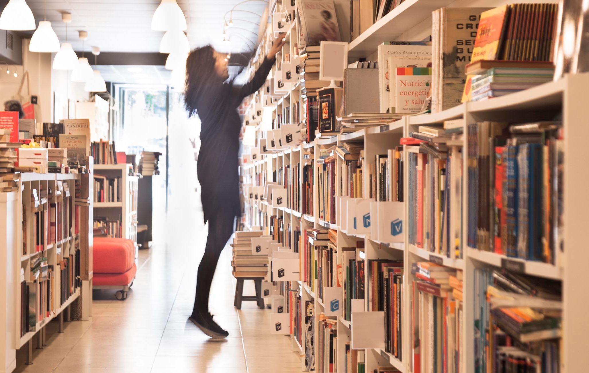 iStock-1140610268 librarian returning books to shelves